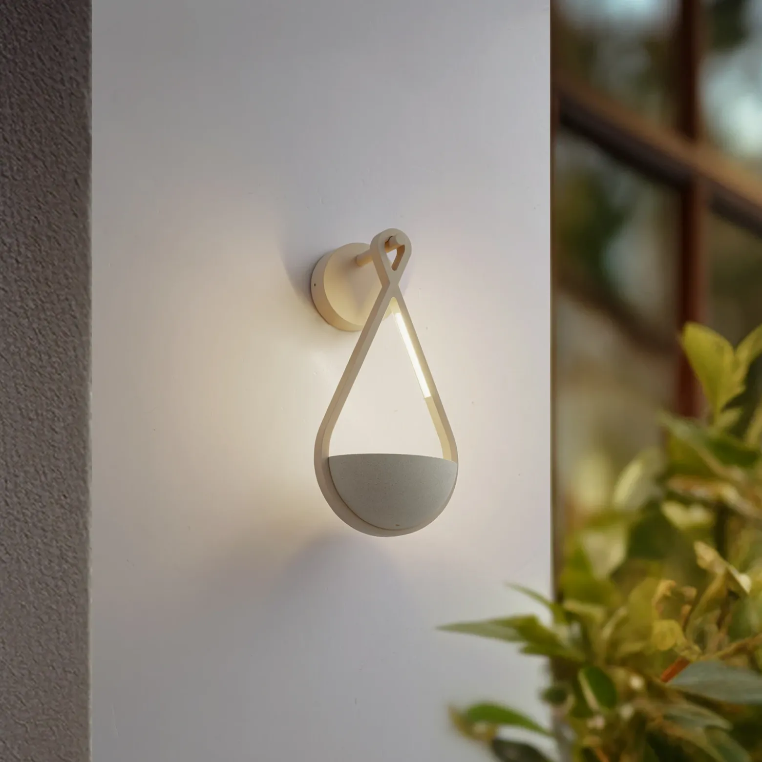 Aplique LED para exterior Lucande Florka, hormigón, maceta colgante, IP54