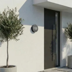 Aplique LED para exterior Lucande Advero, color antracita, con número de casa