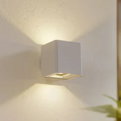 Aplique LED para exterior Lucande «Aaron», blanco, IP54, luz hacia arriba/hacia