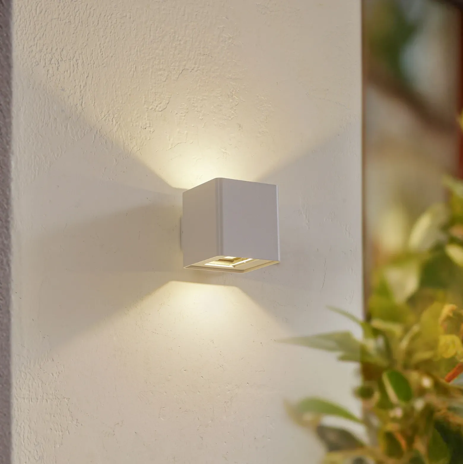 Aplique LED para exterior Lucande «Aaron», blanco, IP54, luz hacia arriba/hacia