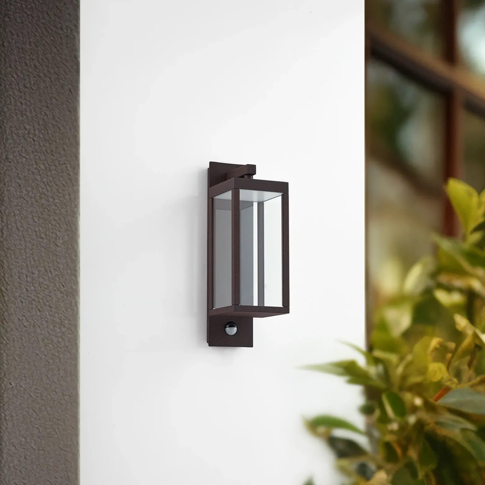 Aplique LED para exterior Lucande «Ferdinand», color óxido, con sensor, IP54