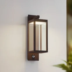Aplique LED para exterior Lucande «Ferdinand», color óxido, con sensor, IP54