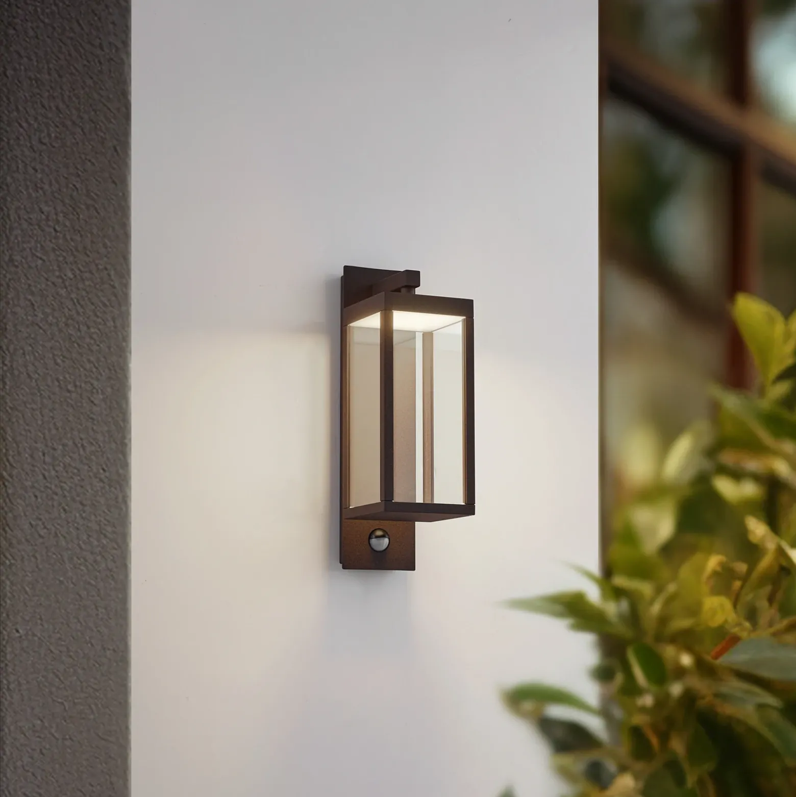 Aplique LED para exterior Lucande «Ferdinand», color óxido, con sensor, IP54