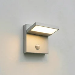 Aplique LED para exterior Lucande Silvan, gris piedra, con sensor, IP54