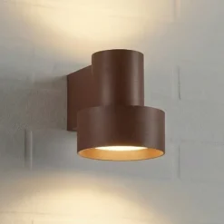 Aplique LED para exterior Lucande Elune, marrón, IP44, luz hacia arriba/hacia