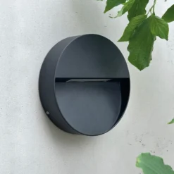 Aplique LED para exterior Pluto de Dyberg Larsen, negra, Ø 15 cm