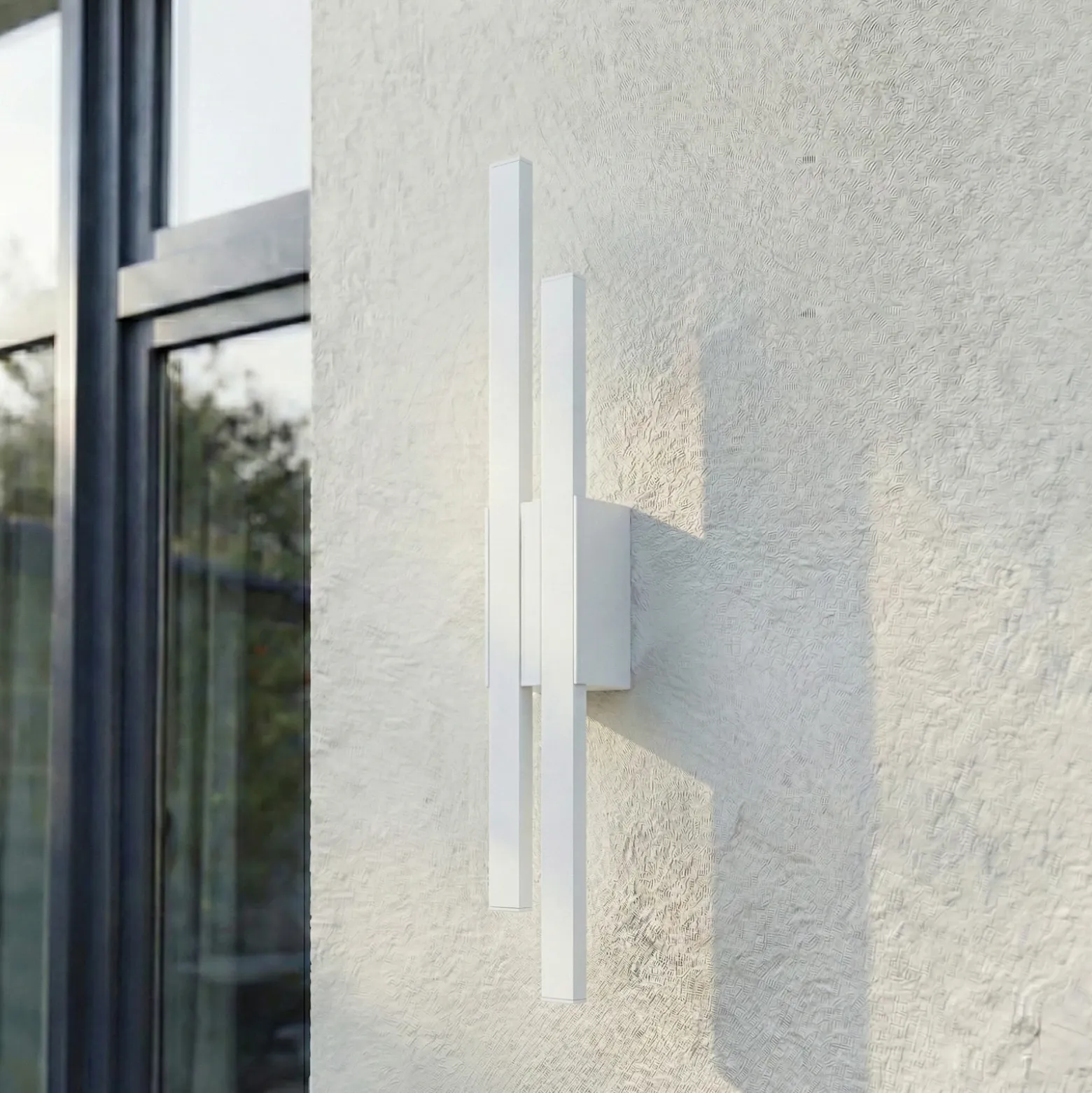 Aplique LED para exterior Sakari de Lindby, blanco, aluminio, altura 59 cm