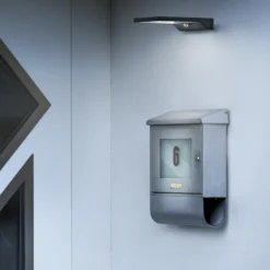 Aplique LED solar para exterior DOORLED de OSRAM, plateada, sensor IP44