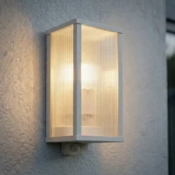 Aplique para exterior Lindby Peldar, gris/estriada, 26 cm, con sensor