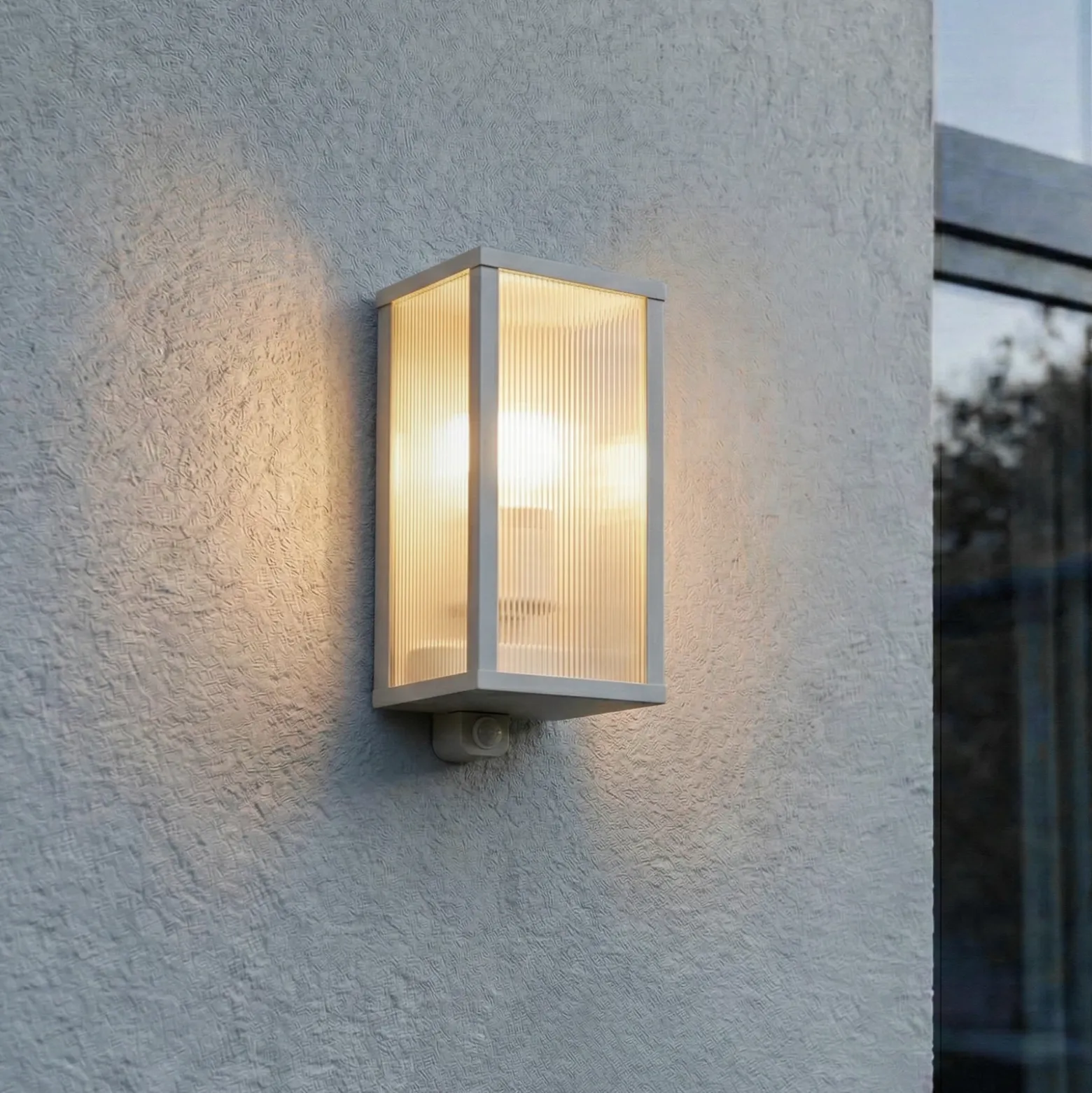 Aplique para exterior Lindby Peldar, gris/estriada, 26 cm, con sensor