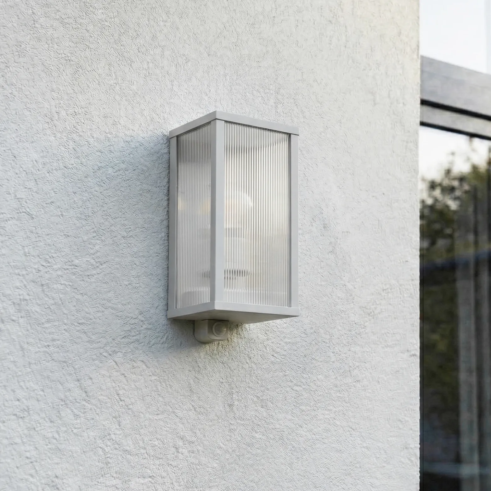 Aplique para exterior Lindby Peldar, gris/estriada, 26 cm, con sensor