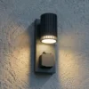 Aplique para exterior Lindby Enerio, negro, con toma de corriente, GU10, IP44