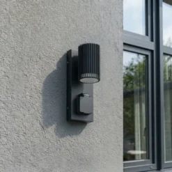 Aplique para exterior Lindby Enerio, negro, con toma de corriente, GU10, IP44