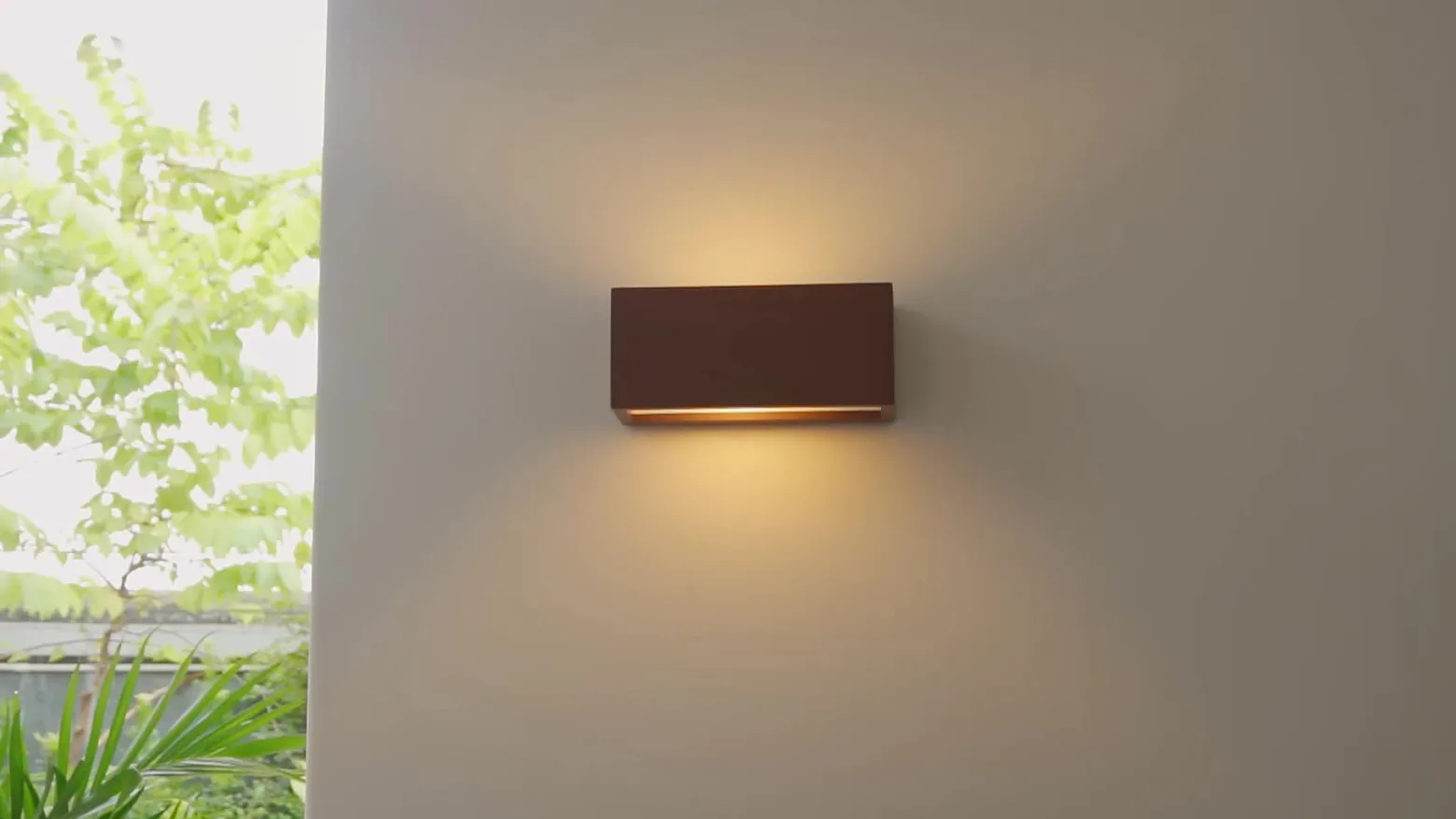 Aplique para exterior Lucande Bente, color óxido, ancho 25 cm, IP54