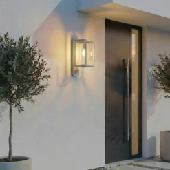Aplique para exterior Lucande Ferda, con sensor, con la portalámpara hacia