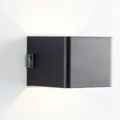 Aplique para exterior recargable LED Iseo, negro, ancho 10 cm, sensor