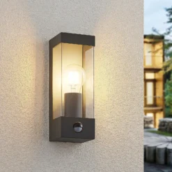 Aplique para exterior Tilian de Lindby, sensor, altura 25 cm, antracita