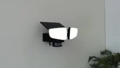 Aplique solar LED Lindby Naelin, negro, sensor, IP44