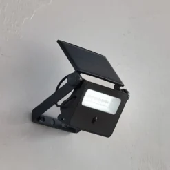 Aplique solar LED Lindby Rikard, negro, acero inoxidable