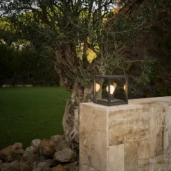 Baliza cúbica Nala en gris oscuro