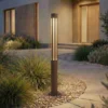 Bolardo luminoso LED Lindby Fjorya, altura 60 cm, marrón, IP65