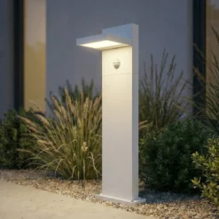 Bolardo luminoso LED Lucande Silvan, blanco, 65 cm, con sensor, IP54