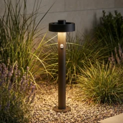 Bolardo luminoso LED Lucande Nirella, 60 cm, negro, CCT, con sensor