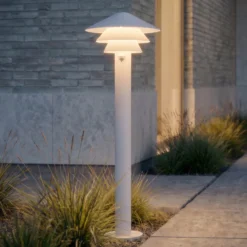 Bolardo luminoso LED Lucande Montaro, 110 cm, blanco, con sensor