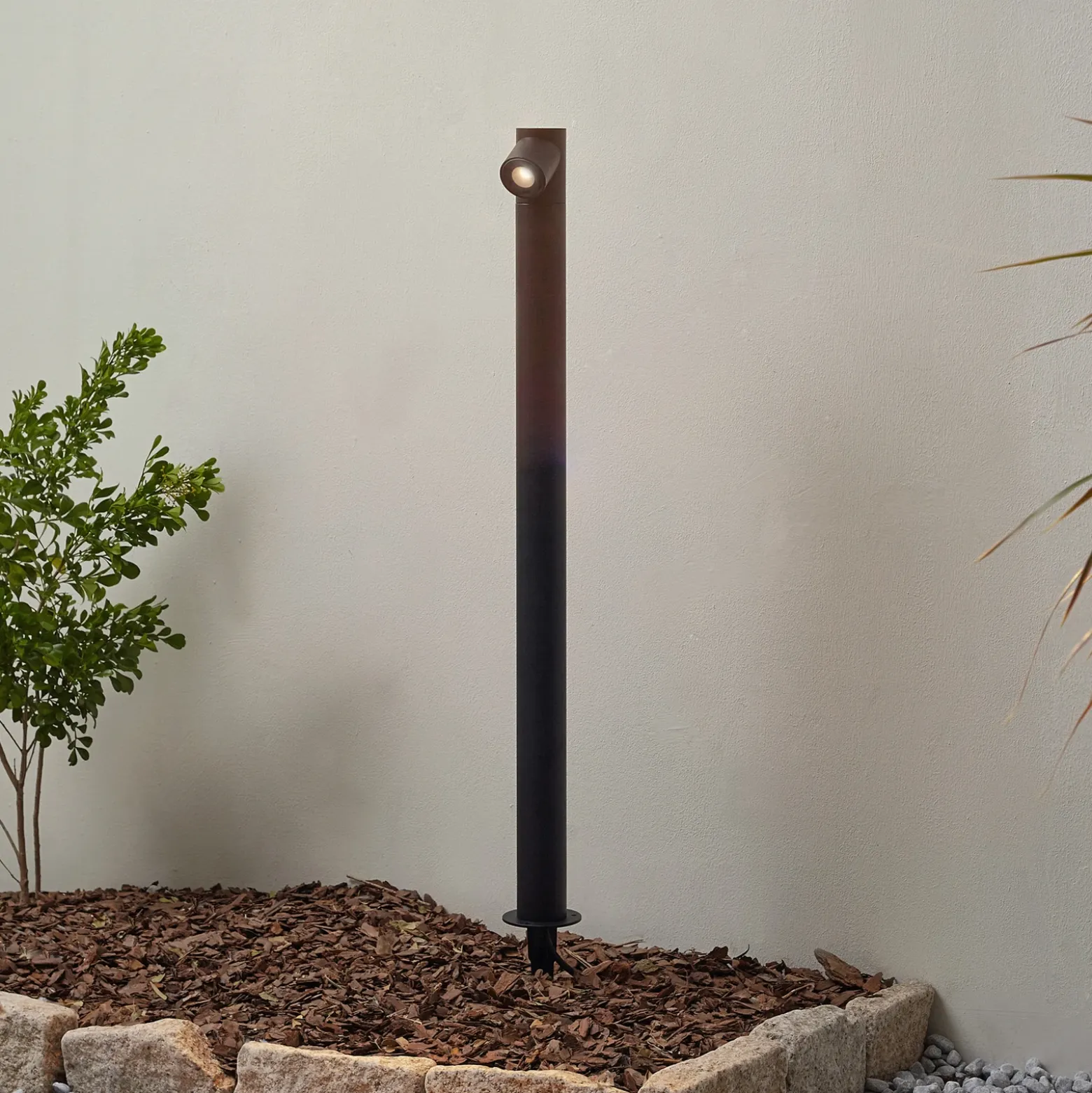 Bolardo luminoso LED Luzian de Lindby, altura 80 cm, negro, pica para fijar en