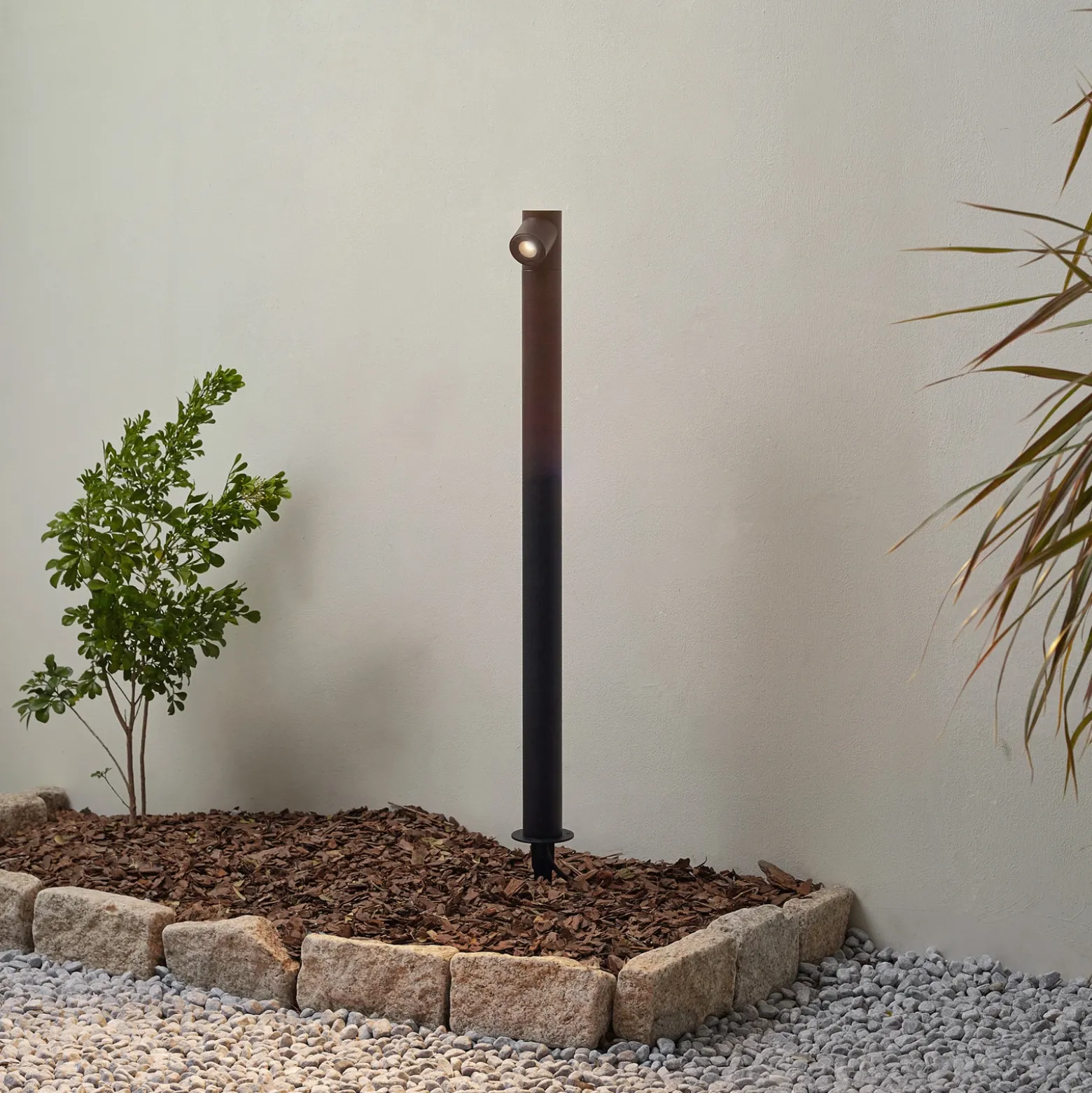 Bolardo luminoso LED Luzian de Lindby, altura 80 cm, negro, pica para fijar en