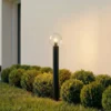 Bolardo luminoso Lindby Dangan, negro/transparente, altura 90 cm, cristal