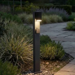 Bolardo luminoso Lindby Enerio, negro, con toma de corriente, 80 cm, GU10