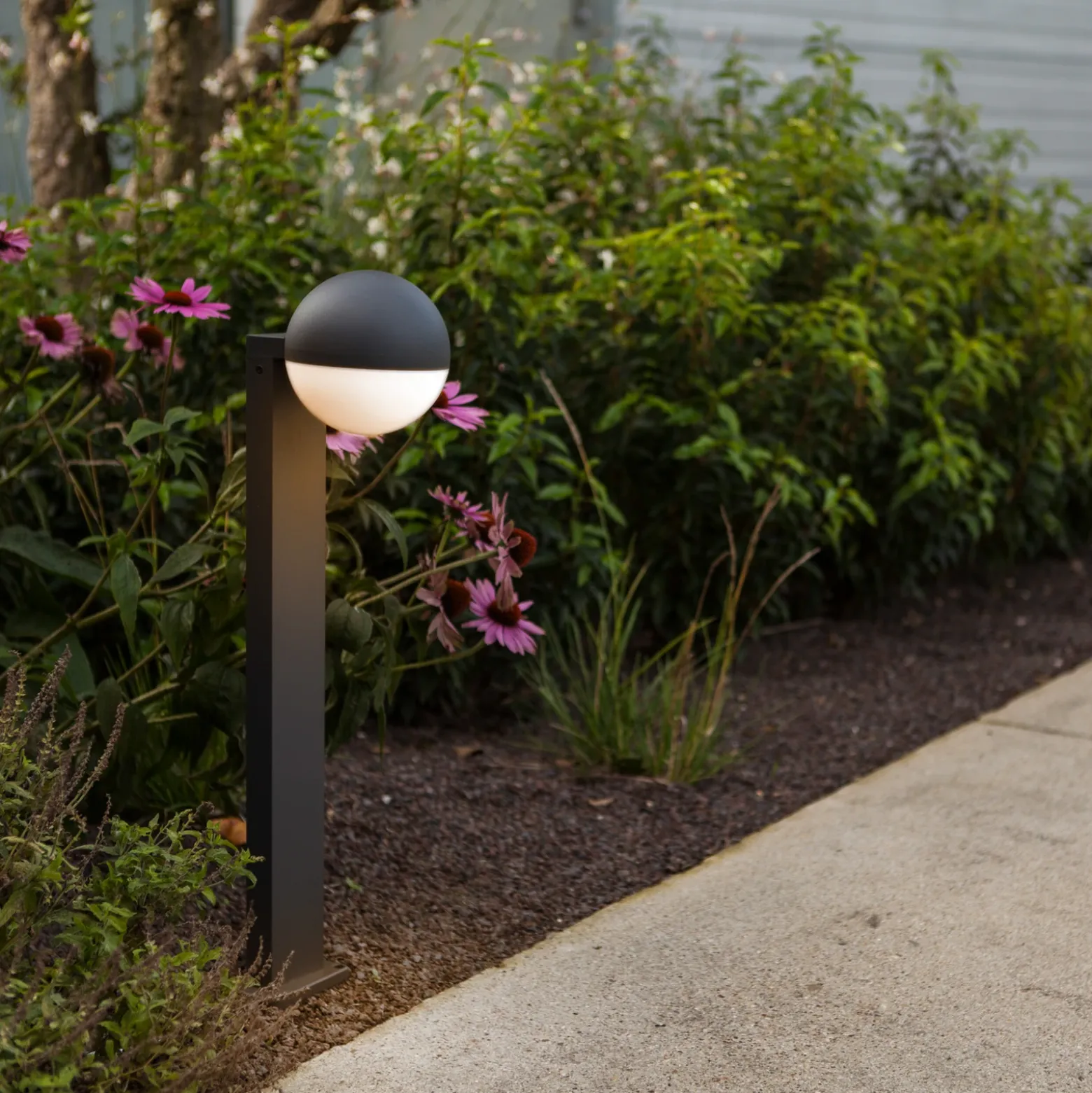 Bolardo luminoso LOOMA, gris oscuro, altura 70 cm, metal, IP54, E27