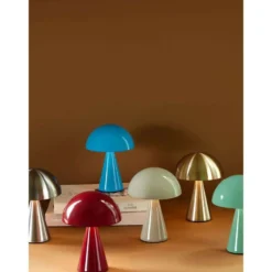 Bonita lámpara de mesa LED recargable Mush, latón, IP44 atenuable