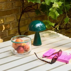 Bonita lámpara de mesa LED recargable Mush, verde oscuro, altura 20 cm