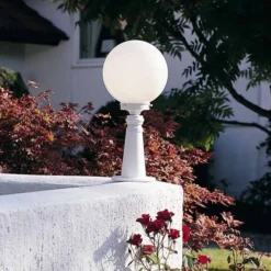 Delicada farola Arcturus en blanco