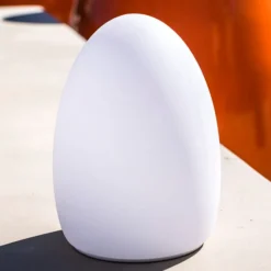 Egg: una lámpara decorativa con batería recargable controlada por app