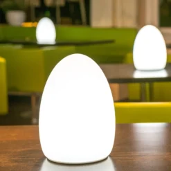 Egg: una lámpara decorativa con batería recargable controlada por app