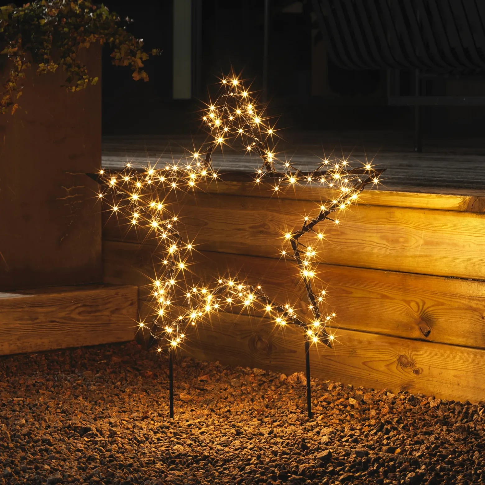 Estrella metálica LED, negra con clavijas para el suelo