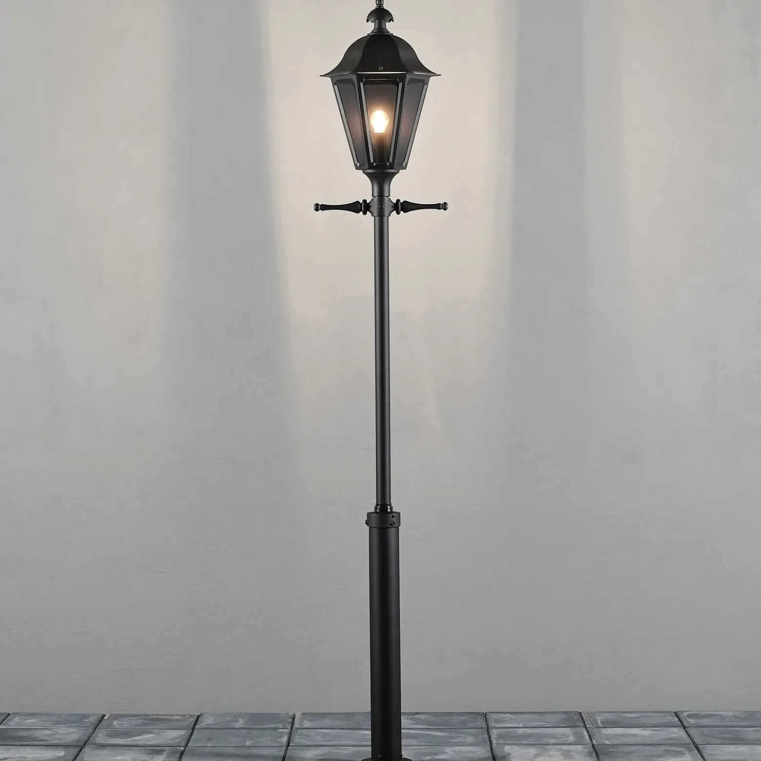 Farola Pallas, negro