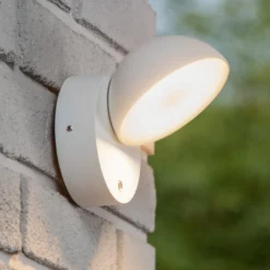 Finn aplique de pared LED, blanco, metal, IP54, sensor día/noche