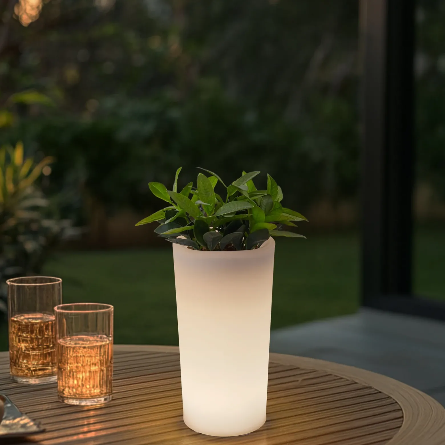 Florero Lindby LED recargable Florista, RGB, IP54, Ø 12cm, blanco