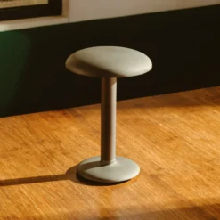 FLOS Gustave lámpara mesa LED batería 927 aluminio