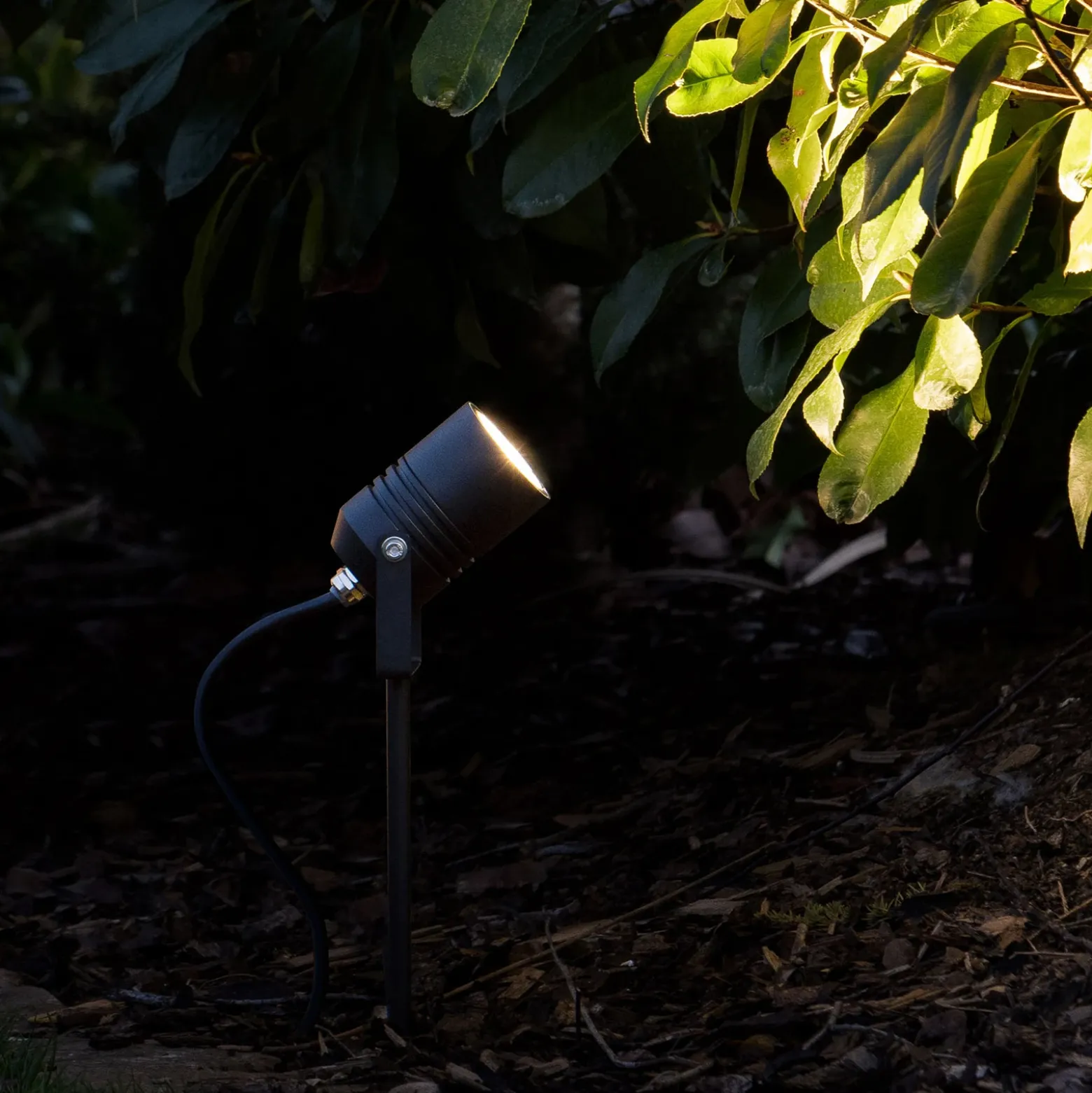 Foco LED con pica 5018, negro, IP65