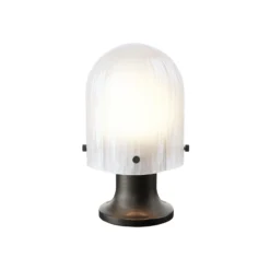 Gubi Lámpara de mesa recargable Seine, IP44, latón envejecido, cristal