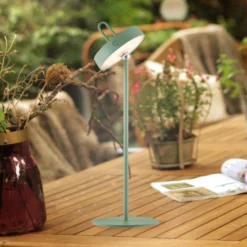 JUST LIGHT. Lámpara de mesa LED recargable Amag, verde, hierro, IP44