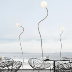 Karman lámpara de pie exterior Moony, blanco, Ø 15 cm, altura 145 cm PMMA