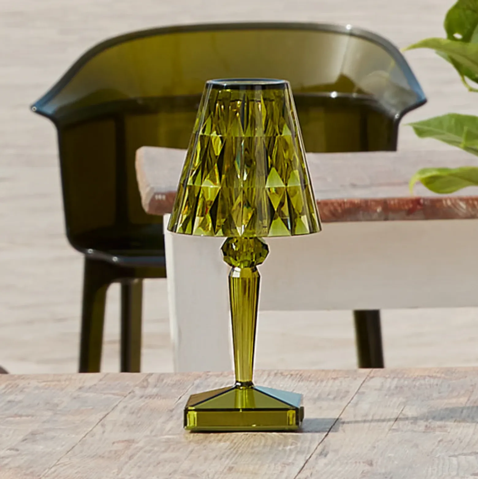 Kartell Lámpara de mesa LED recargable Battery, 26 cm, verde, IP54