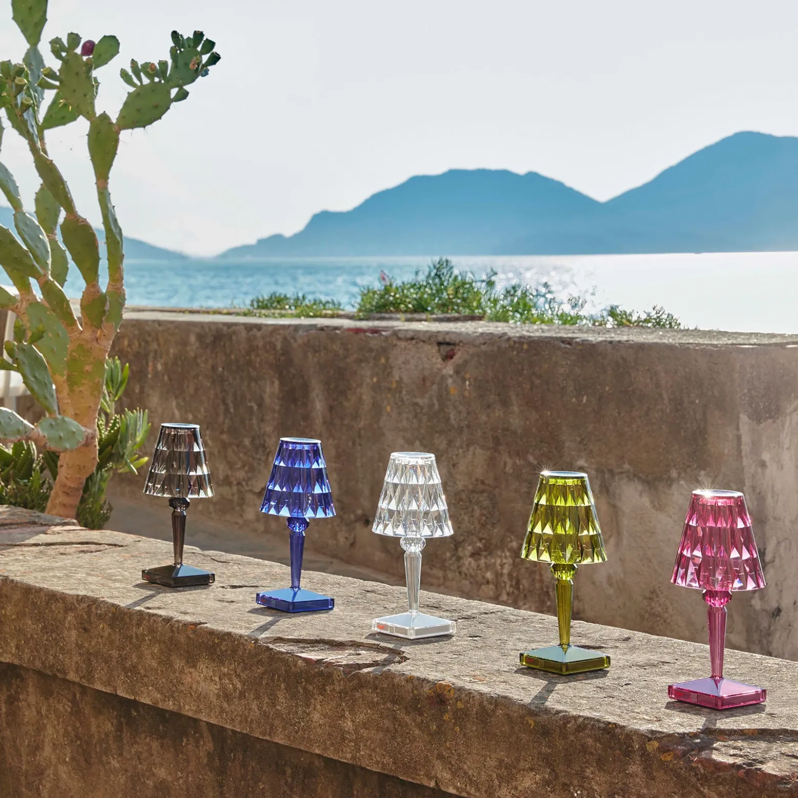 Kartell Lámpara de mesa LED recargable Battery, 26 cm, verde, IP54