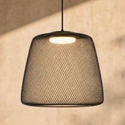 Lampára colgante exterior LED Lucande Korvyn, negra, Ø 50 cm, regulable por